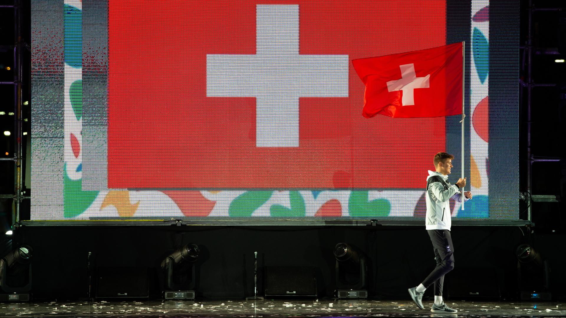 Archivbild: Noè Ponti trägt die Schweizer Fahne an der Eröffnungsfeier der letzten Olympischen Jugend-Sommerspiele in Buenos Aires 2018.